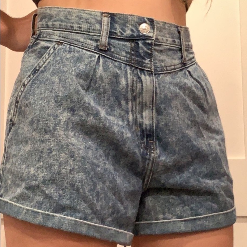 American Eagle High waisted 80’s mom shorts.
